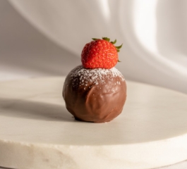 O MELHOR BOMBOM DE NINHO COM MORANGO GIGANTE