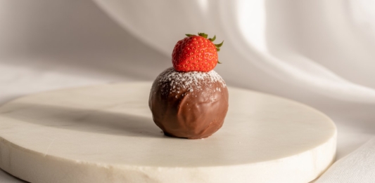 O MELHOR BOMBOM DE NINHO COM MORANGO GIGANTE